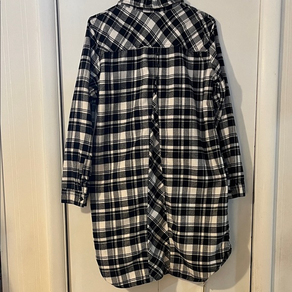 Like New, never worn, Duluth Trading Co Monochrome Plaid Button Down Shirt, - Picture 2 of 3